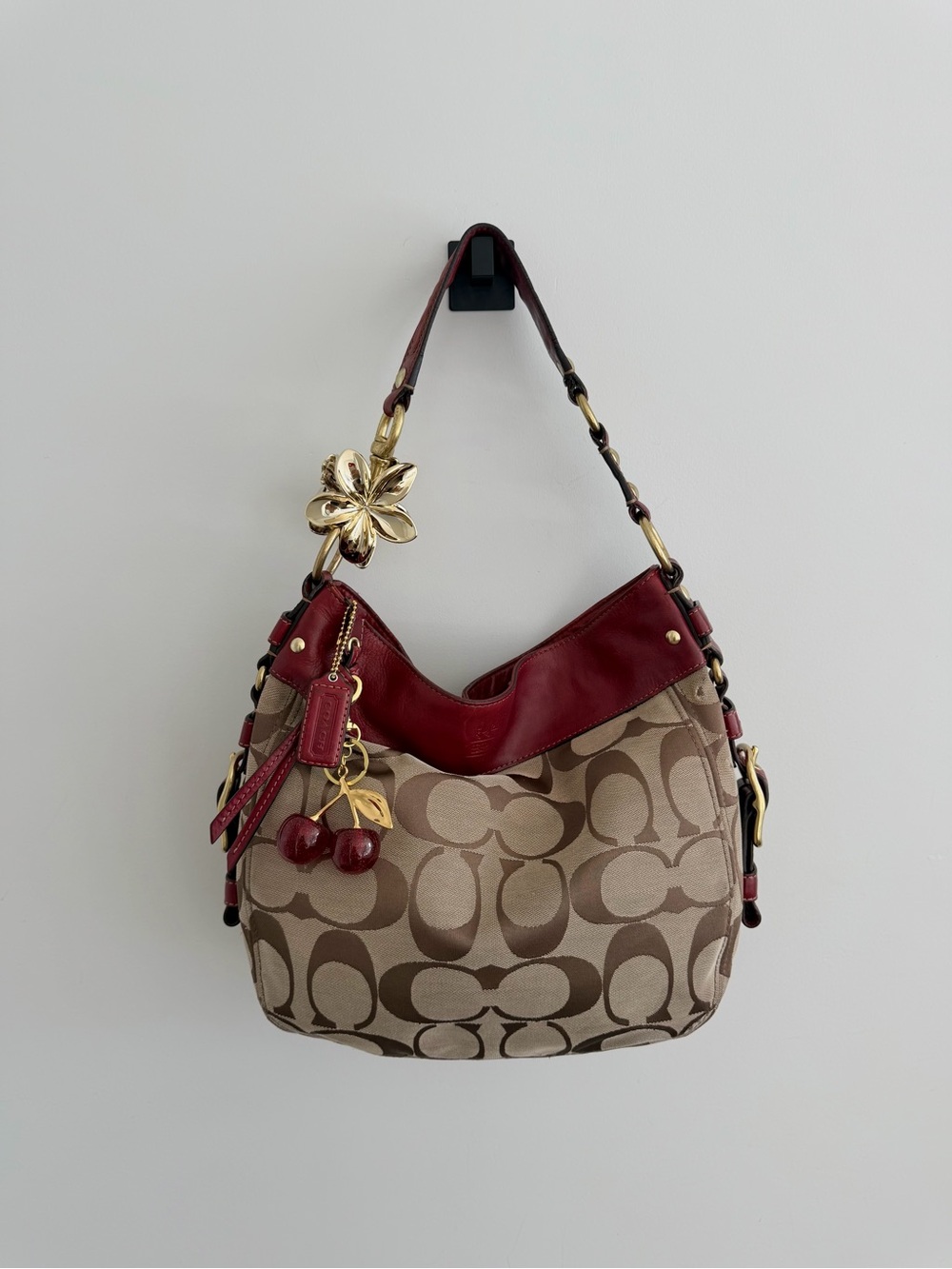 vintage  Coach Zoe Shoulder Bag w/Gold Hardware (Large)